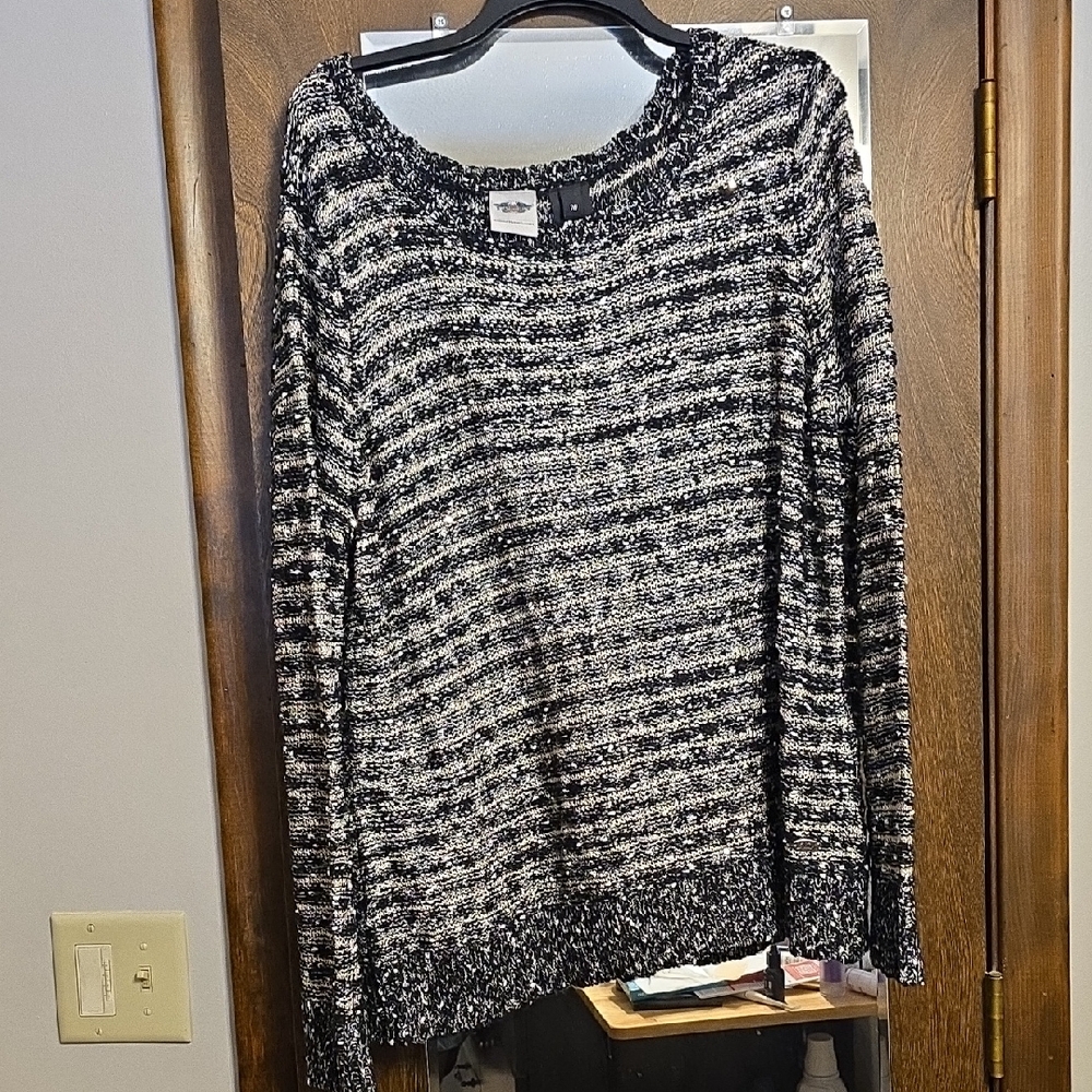 Harley-Davidson Black and White Crew Neck Sweater with Textured Knit